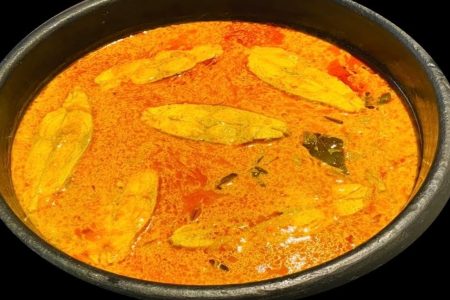 തേങ്ങാ പാലും പച്ച മാങ്ങയും കൂടെ മീനും. Raw mango coconut milk fish curry recipe