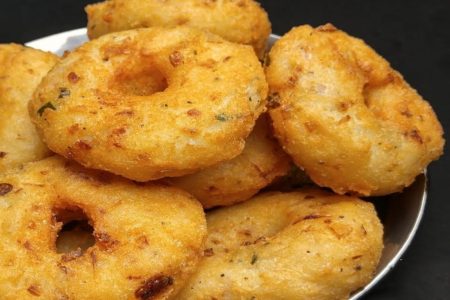 അവൽ കൊണ്ട് നല്ല മൊരിഞ്ഞ വട ഉണ്ടാക്കാം. Flattened rice vada recipe