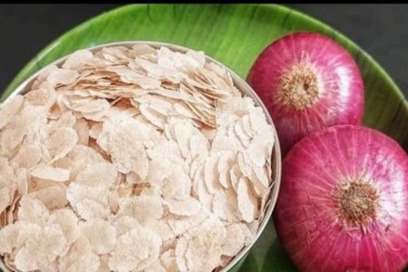 ഇതിലും എളുപ്പത്തിൽ ഒരു പലഹാരം ഉണ്ടാക്കാൻ ആവില്ല അത്രയും രുചികരമായിട്ടുള്ള ഒരു പലഹാരം. Flattened rice onion snack recipe