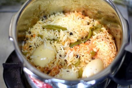 കുക്കറിൽ ഇതുപോലെ എളുപ്പത്തിൽ ഉണ്ടാക്കിയെടുക്കാൻ നല്ല രുചികരമായിട്ടുള്ള റസ്റ്റോറന്റിലെ ആ റെസിപ്പി| Egg Biriyani Recipe