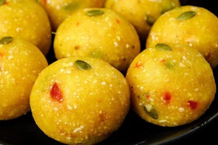 ബാക്കി വരുന്ന പുട്ടുകൊണ്ട് നല്ല രുചികരമായിട്ടുള്ള ലഡു തയ്യാറാക്കാം.  Easy puttupodi laddu